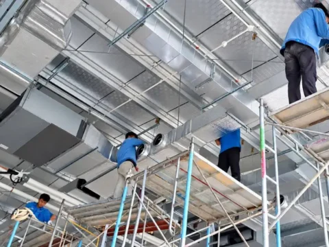 Lắp đặt các đoạn ống gió thẳng theo tuyến thiết kế