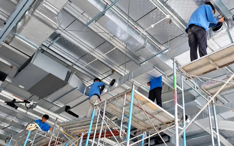Lắp đặt các đoạn ống gió thẳng theo tuyến thiết kế